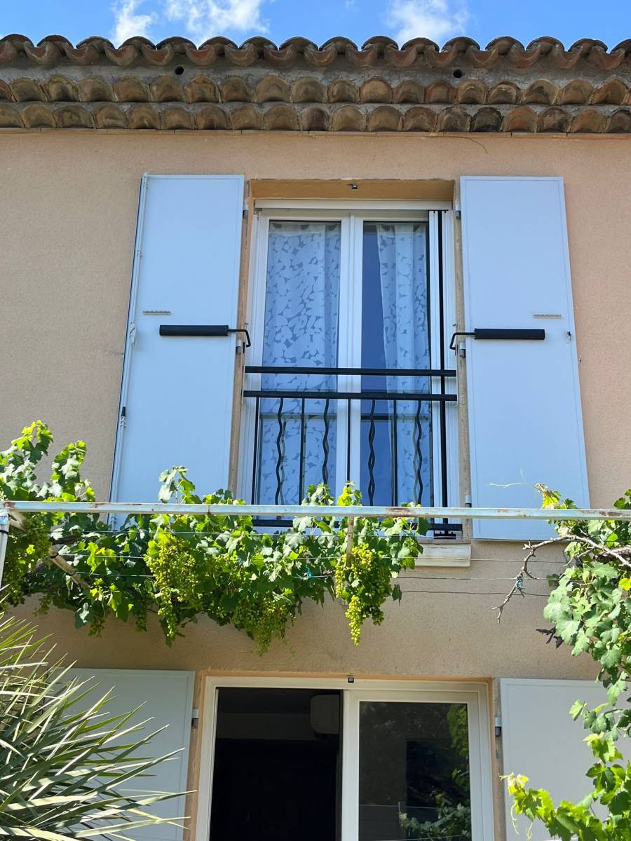 Remplacement de volet en bois par des volets battants isolants en aluminium au Plan de la Tour dans le Golfe de Saint-Tropez