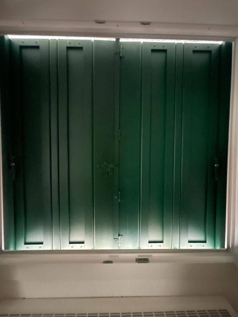 Remplacement de persiennes bois par persiennes en aluminium à Port Grimaud dans le Golfe de Saint-Tropez