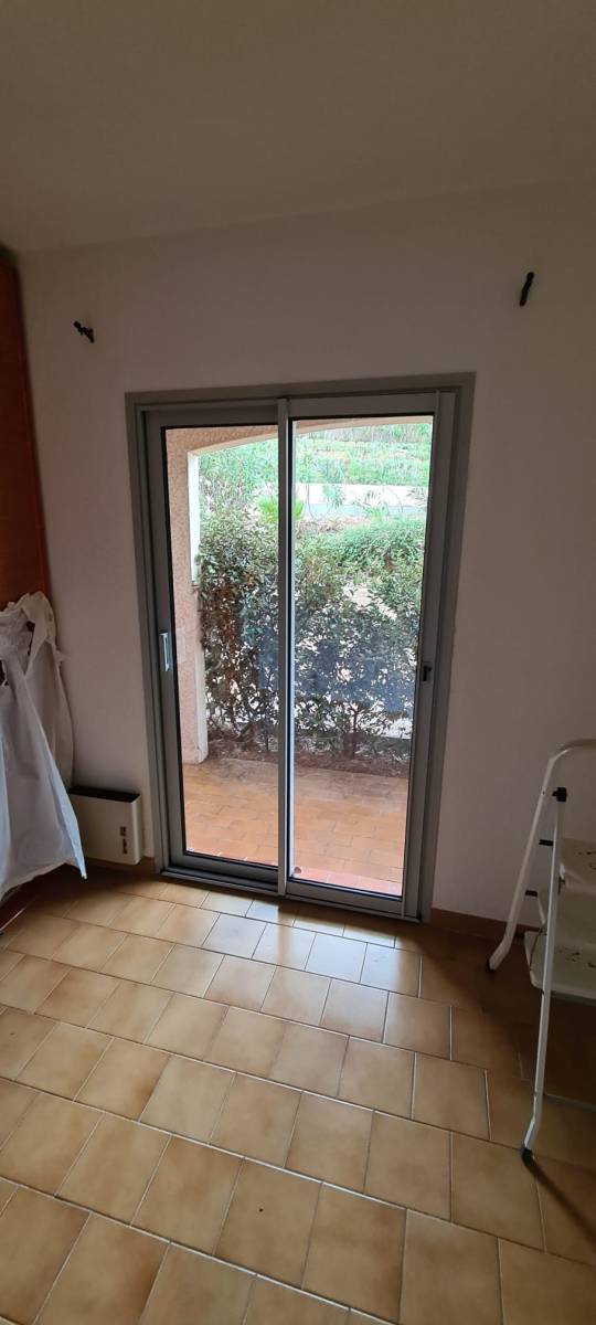 Remplacement d'une porte fenêtre par un châssis coulissant en aluminium à Sainte-Maxime dans le Golfe de Saint-Tropez